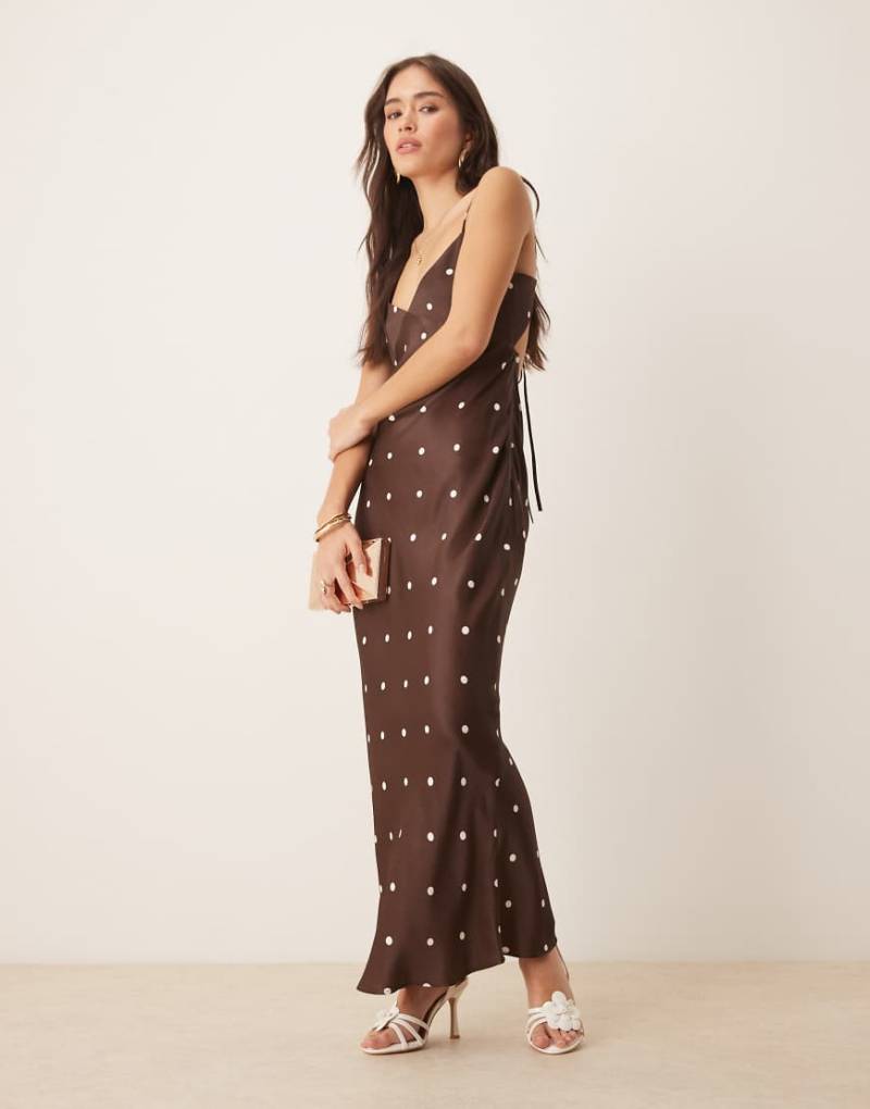 ASOS DESIGN - Maxikleid aus Satin in Schokobraun mit Punktemuster und Rückenschnürung von ASOS DESIGN