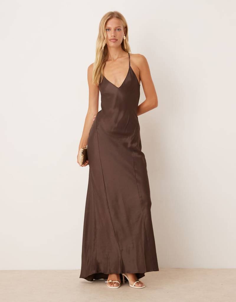 ASOS DESIGN - Maxikleid aus Satin in Schokobraun mit Ziernaht von ASOS DESIGN