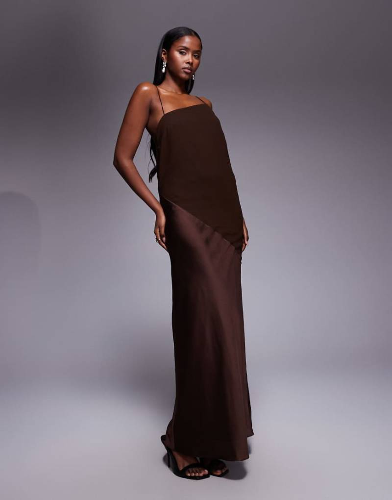 ASOS DESIGN - Maxikleid aus Satin in Schokobraun mit drapiertem Chiffon-Camisole-Brown von ASOS DESIGN