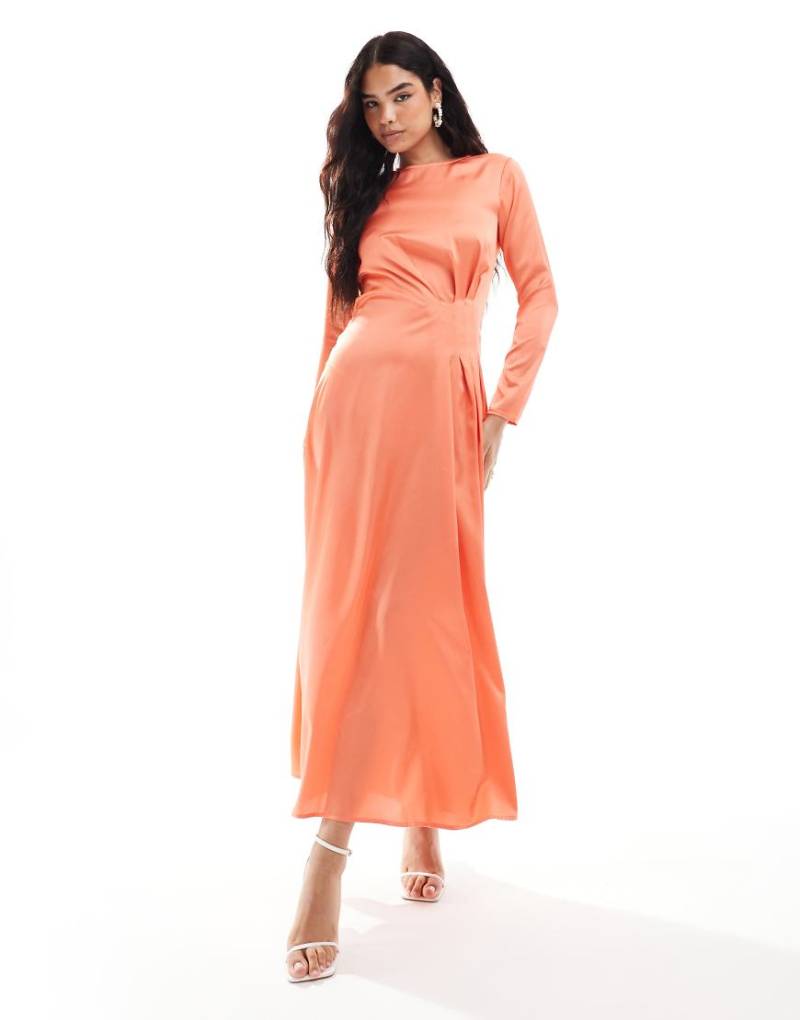 ASOS DESIGN - Maxikleid aus Satin in dunklem Orange mit Falten in der Taille von ASOS DESIGN