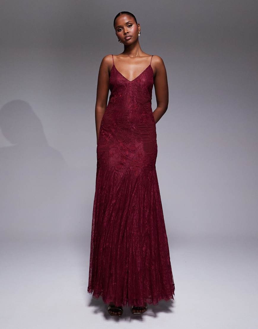 ASOS DESIGN - Maxikleid aus Spitze in Burgunderrot mit Blumenstickerei und Godet-Saum ASOS DESIGN - Maxikleid aus Spitze in Burgunderrot mit Blumenstickerei und Godet-Saum von ASOS DESIGN