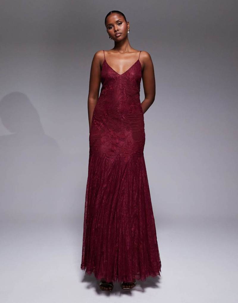 ASOS DESIGN - Maxikleid aus Spitze in Burgunderrot mit Blumenstickerei und Godet-Saum von ASOS DESIGN