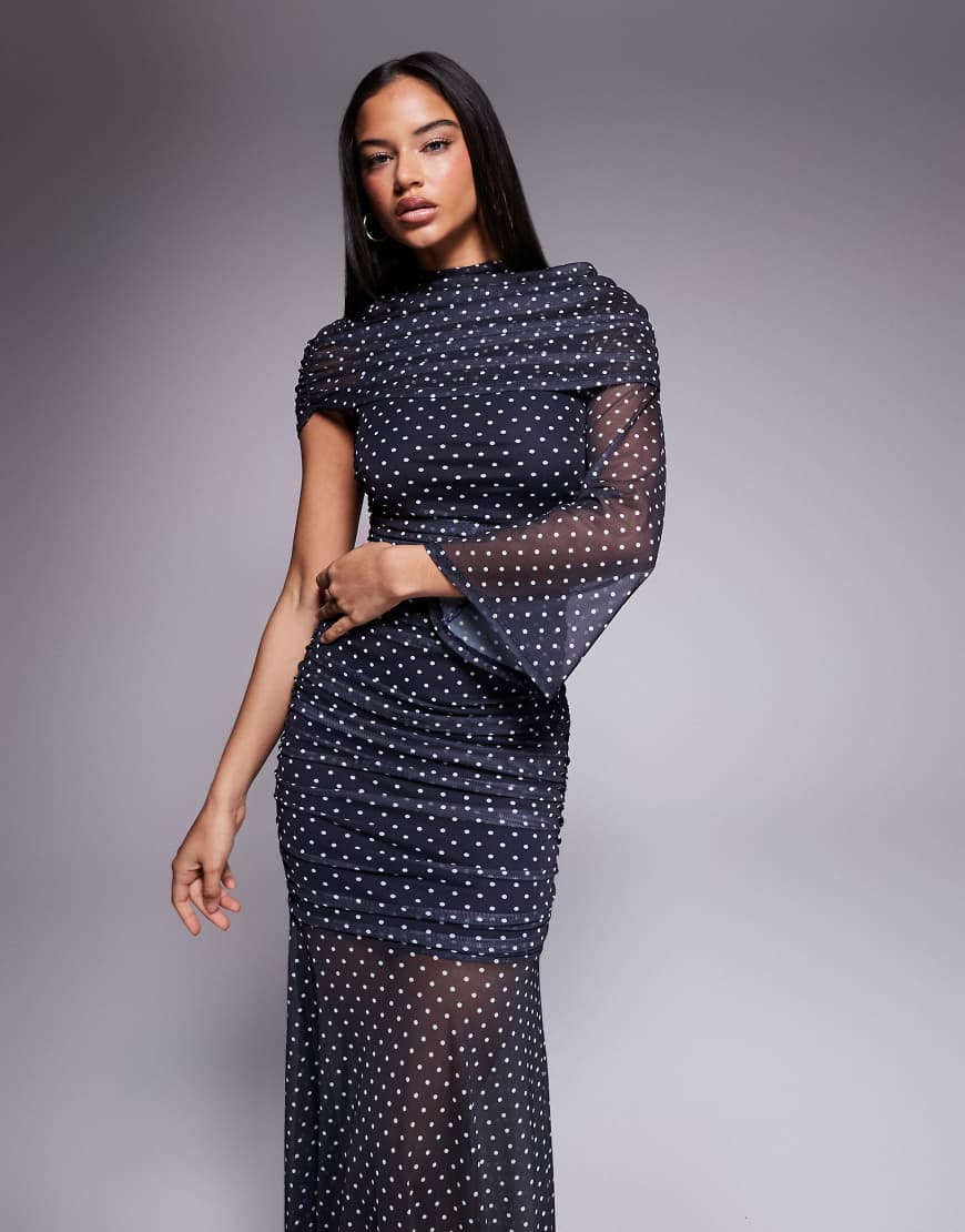 ASOS DESIGN - Maxikleid aus gepunktetem Netzstoff in Marineblau mit drapierter Schulterpartie und asymmetrischem Ärmel-Design-Bunt von ASOS DESIGN