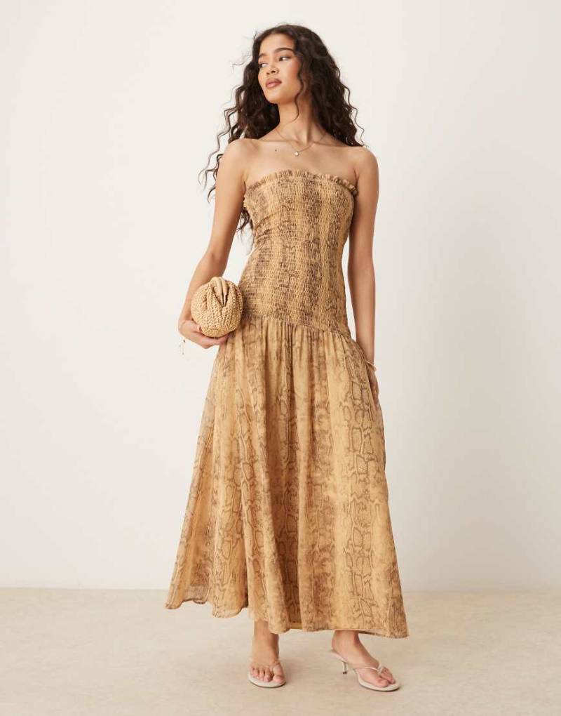 ASOS DESIGN - Maxikleid aus gerafftem Chiffon mit tiefer Taille und Schlangenhautmuster-Bunt von ASOS DESIGN