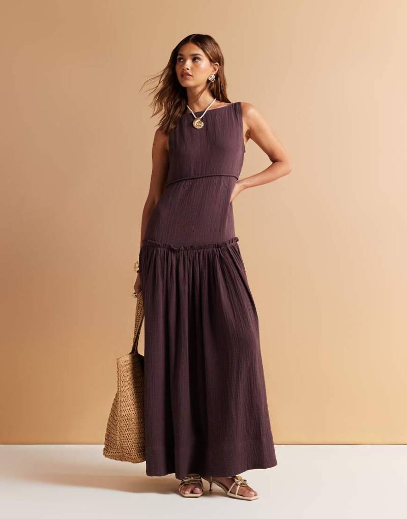 ASOS DESIGN - Maxikleid aus gewaschener Baumwolle in Schokobraun mit Ziernaht und U-Boot-Ausschnitt von ASOS DESIGN