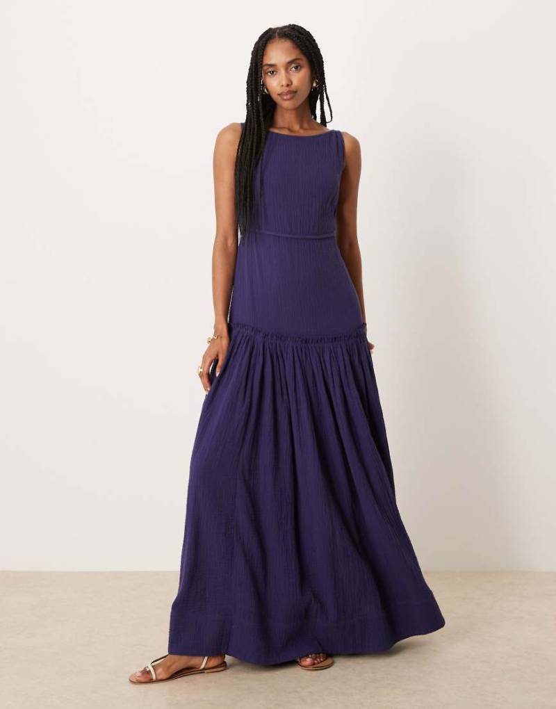 ASOS DESIGN - Maxikleid aus gewaschener Baumwolle in Tintenblau mit Ziernaht und U-Boot-Ausschnitt von ASOS DESIGN