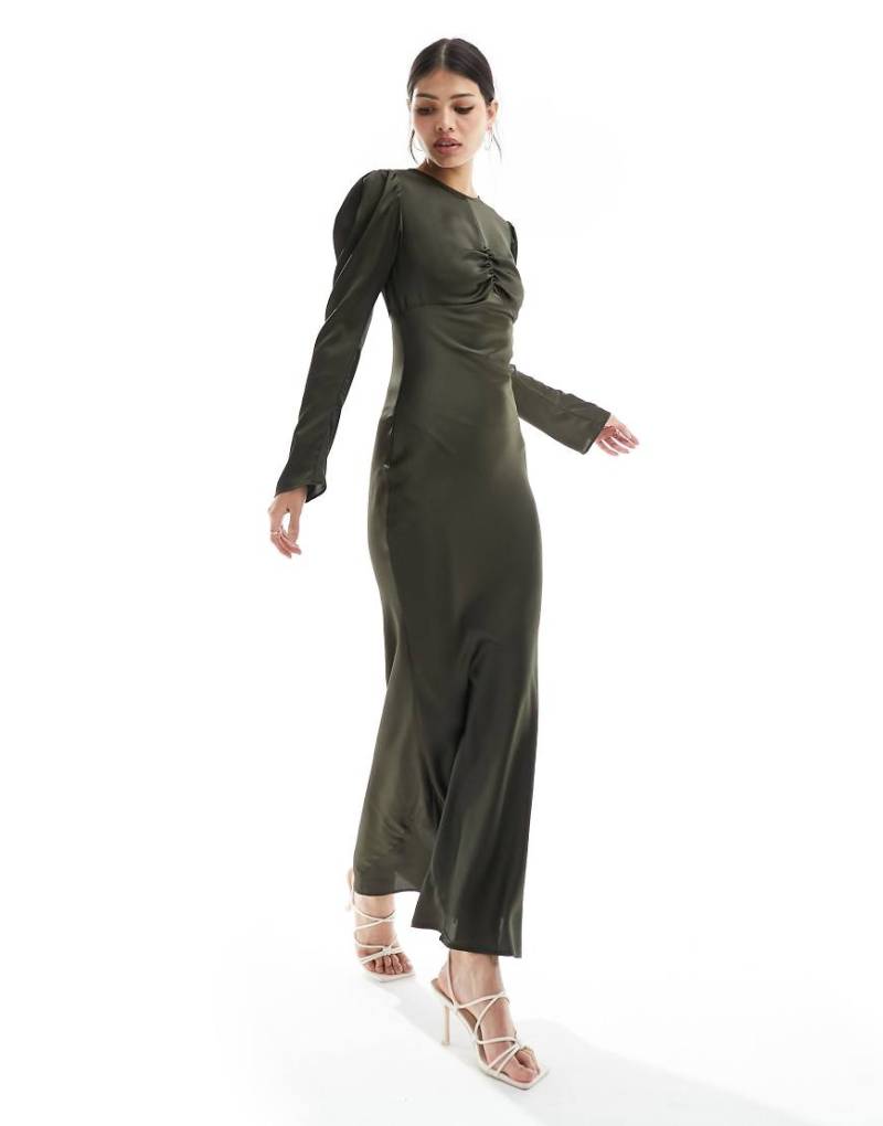 ASOS DESIGN - Maxikleid aus grünem Satin mit gerafftem Dekolleté von ASOS DESIGN