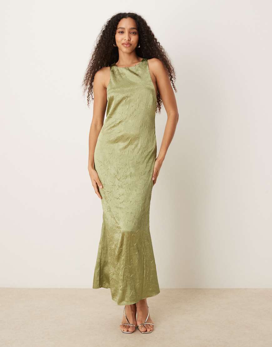 ASOS DESIGN - Maxikleid aus olivgrünem Satin mit Knitterstruktur, Racer-Design und verdrehtem Rückendetail von ASOS DESIGN