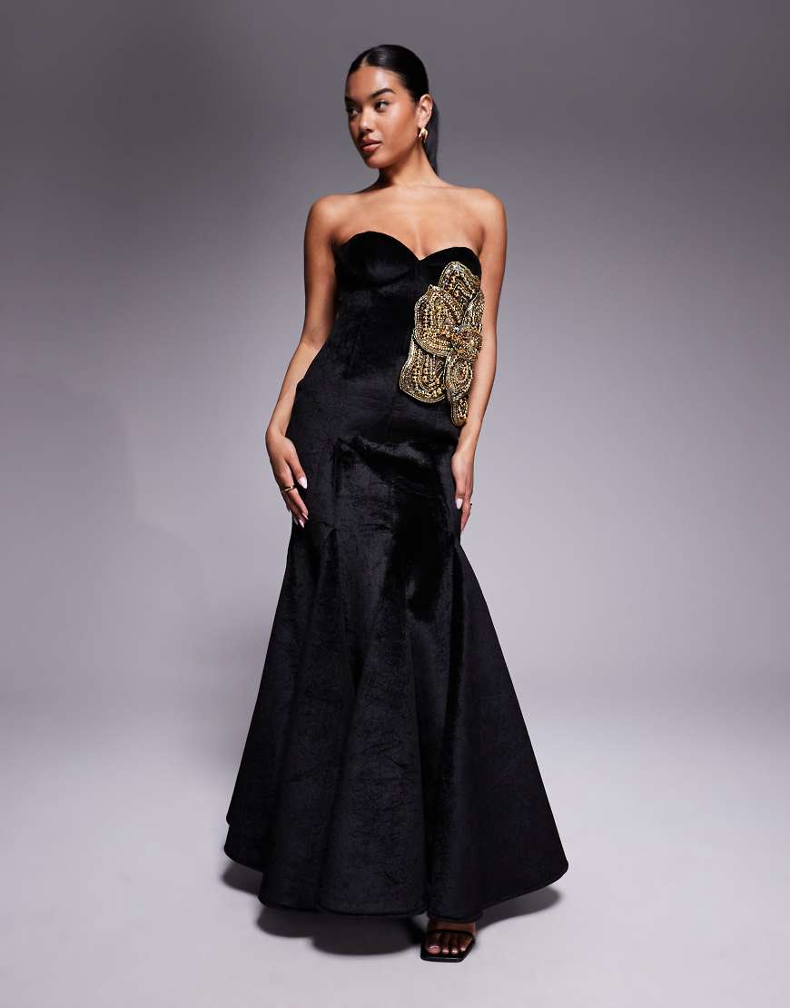 ASOS DESIGN - Maxikleid aus strukturiertem Samt in Schwarz mit Godet-Details und goldfarbener Verzierung in floraler Optik von ASOS DESIGN