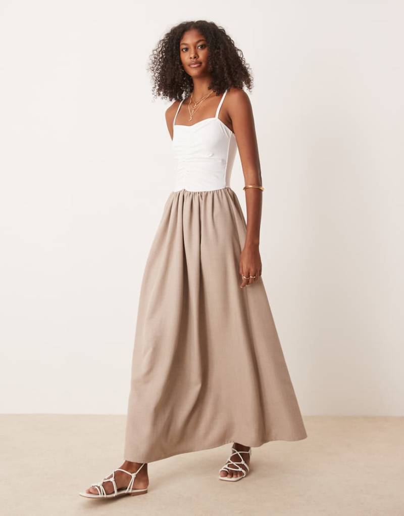 ASOS DESIGN - Maxikleid im Zweiteiler-Look in neutralen Farben mit gerafftem Oberteil und tiefer Taille von ASOS DESIGN