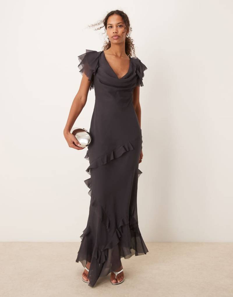 ASOS DESIGN - Maxikleid in Anthrazit mit Wasserfallausschnitt und Rüschenärmeln-Grau von ASOS DESIGN
