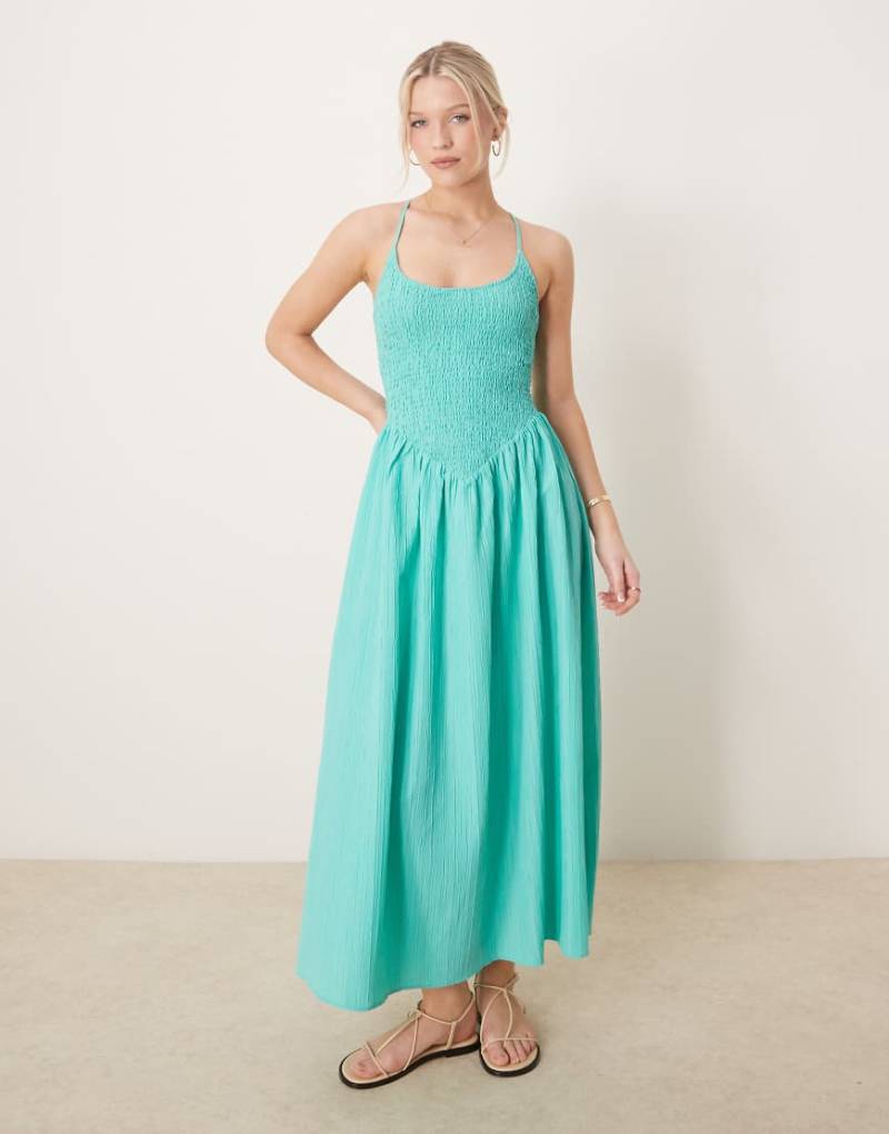 ASOS DESIGN - Maxikleid in Aquablau mit Knitterstruktur, hinten überkreuzten Trägern und U-Ausschnitt von ASOS DESIGN