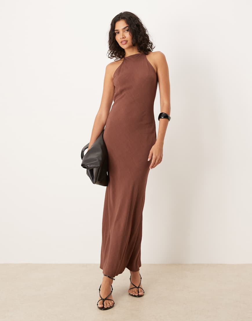 ASOS DESIGN - Maxikleid in Braun mit Racerausschnitt ASOS DESIGN - Maxikleid in Braun mit Racerausschnitt von ASOS DESIGN