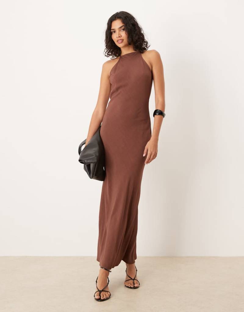 ASOS DESIGN - Maxikleid in Braun mit Racerausschnitt von ASOS DESIGN