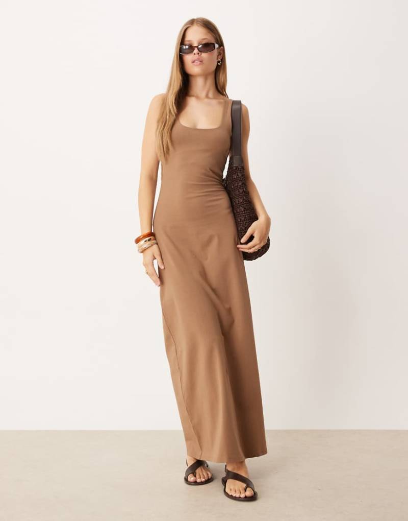 ASOS DESIGN - Maxikleid in Braun mit Ringerrücken und U-Ausschnitt von ASOS DESIGN