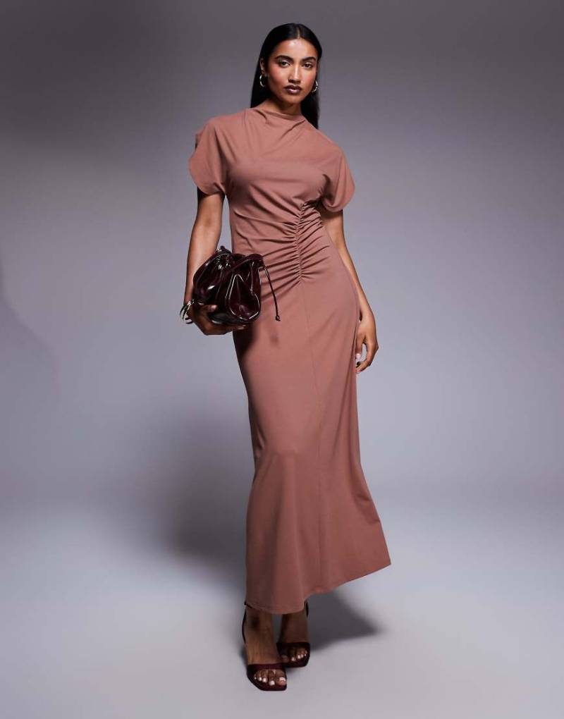 ASOS DESIGN - Maxikleid in Braun mit Stehkragen, Raffung und Flatterärmeln-Brown von ASOS DESIGN