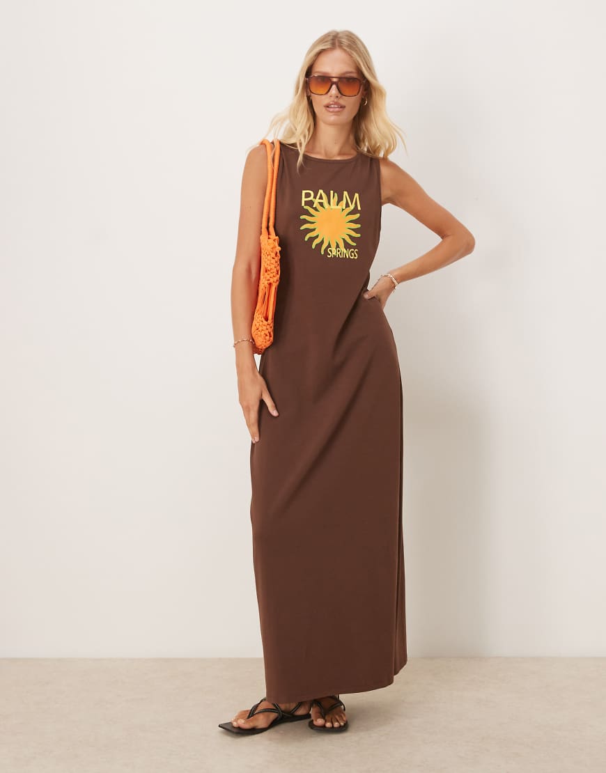 ASOS DESIGN - Maxikleid in Braun mit Urlaubs-Sonnenprint und Ringerrücken von ASOS DESIGN