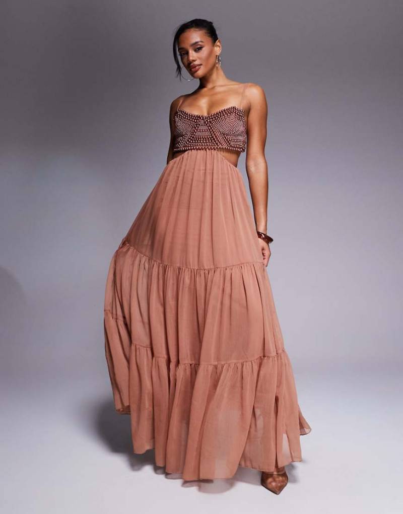 ASOS DESIGN - Maxikleid in Braun mit Zierperlen-Design und Rückenausschnitt von ASOS DESIGN