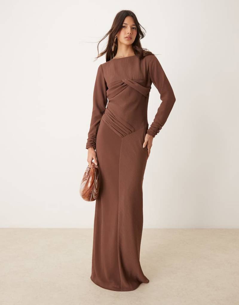 ASOS DESIGN - Maxikleid in Braun mit asymmetrischer Raffung und gerafftem Brustbereich von ASOS DESIGN