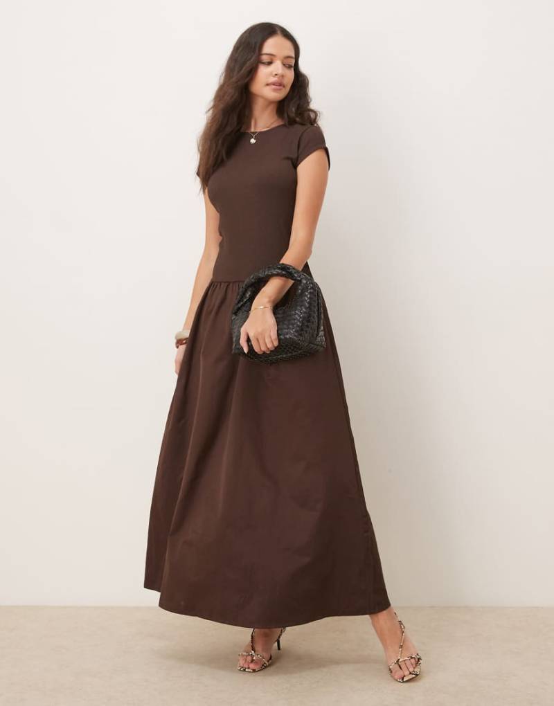 ASOS DESIGN - Maxikleid in Braun mit gewebtem Rock und Strukturmuster von ASOS DESIGN