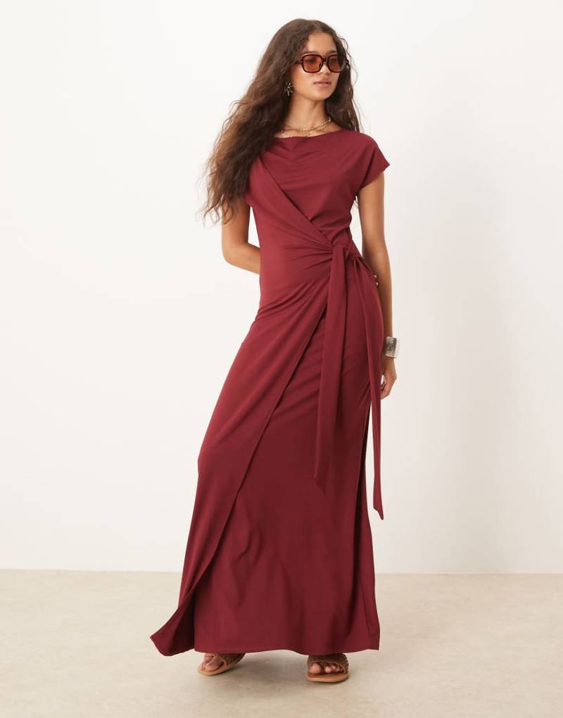ASOS DESIGN - Maxikleid in Burgunderrot mit Flügelärmeln und Wickelfront mit Bindedetail von ASOS DESIGN