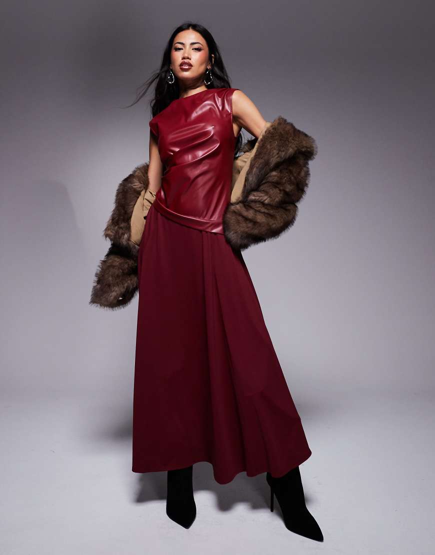 ASOS DESIGN - Maxikleid in Burgunderrot mit PU-Oberteil und fließendem Rock ASOS DESIGN - Maxikleid in Burgunderrot mit PU-Oberteil und fließendem Rock von ASOS DESIGN