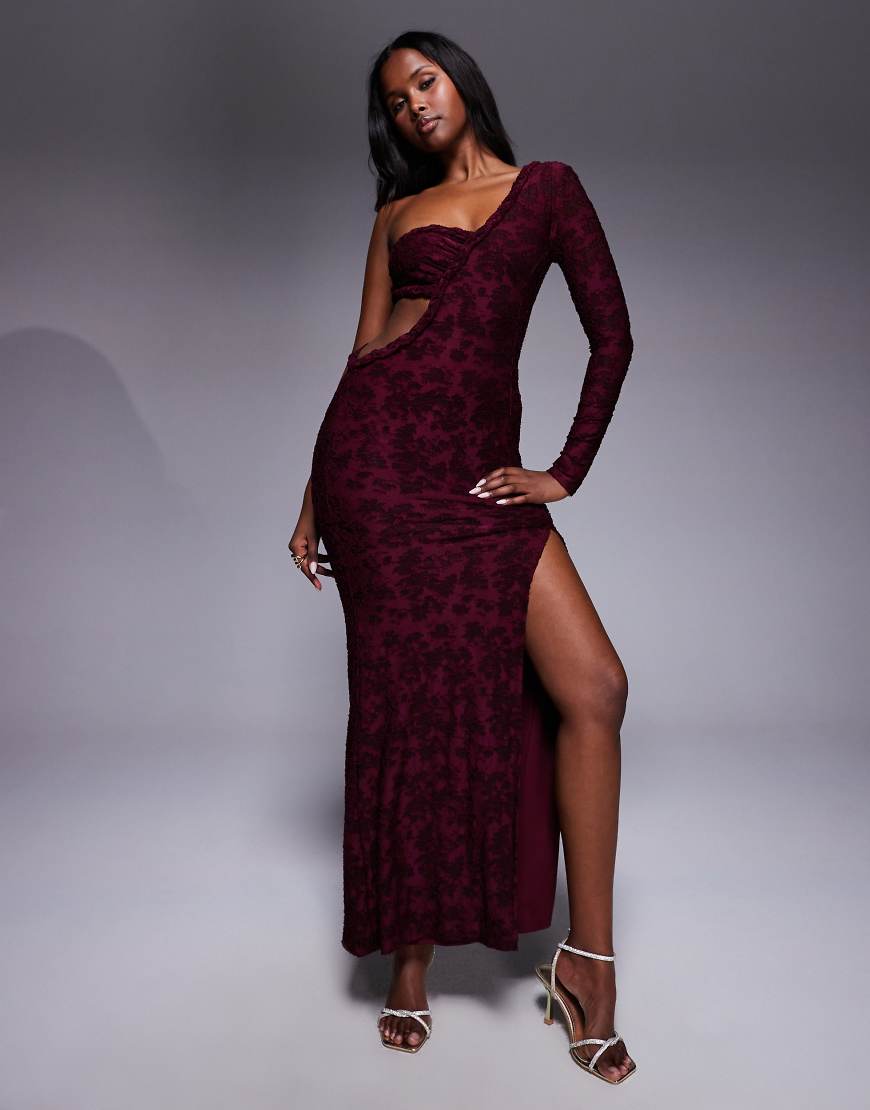 ASOS DESIGN - Maxikleid in Burgunderrot mit einem Ärmel, seitlichem Schlitz, Cut-Out und Ausbrennermuster ASOS DESIGN - Maxikleid in Burgunderrot mit einem Ärmel, seitlichem Schlitz, Cut-Out und Ausbrennermuster von ASOS DESIGN