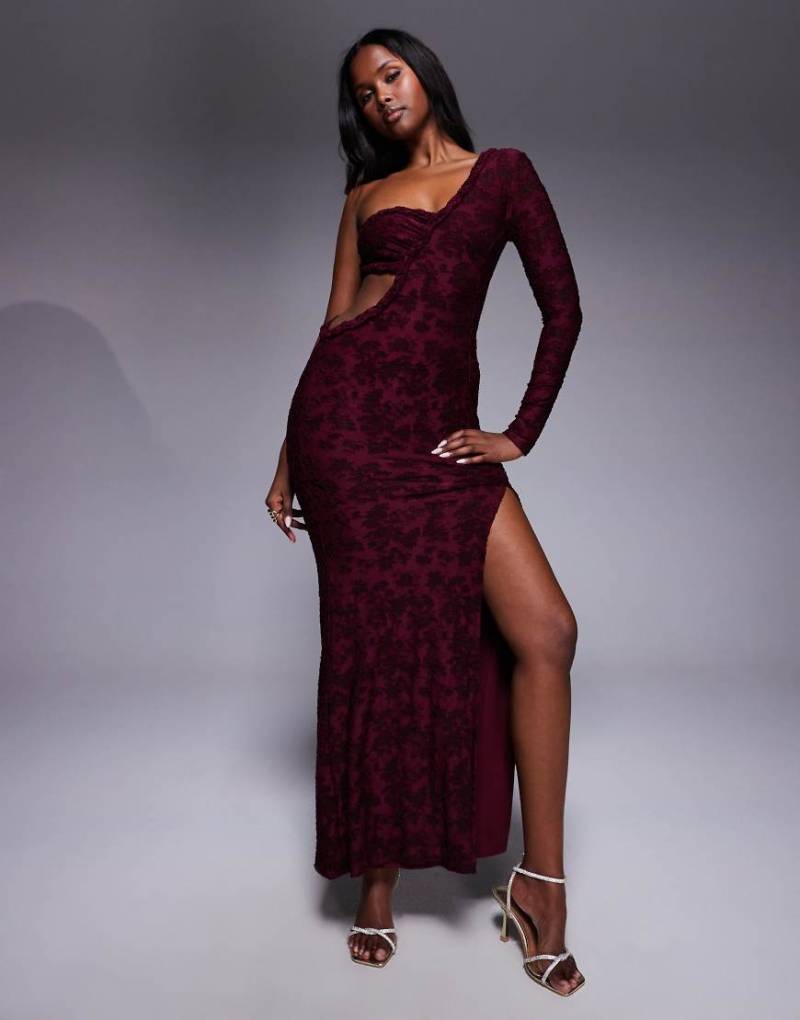 ASOS DESIGN - Maxikleid in Burgunderrot mit einem Ärmel, seitlichem Schlitz, Cut-Out und Ausbrennermuster von ASOS DESIGN