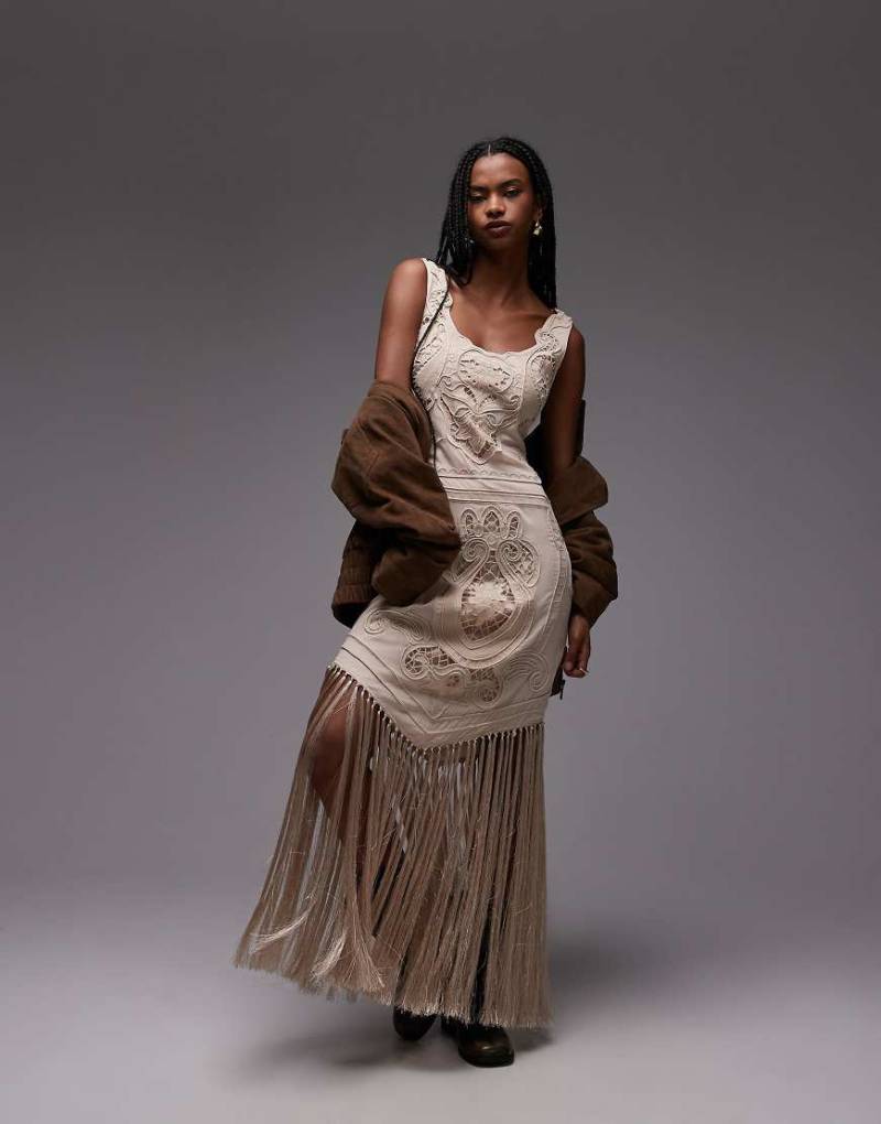 ASOS DESIGN - Maxikleid in Cremeweiß mit Fransen und Lochstickerei von ASOS DESIGN