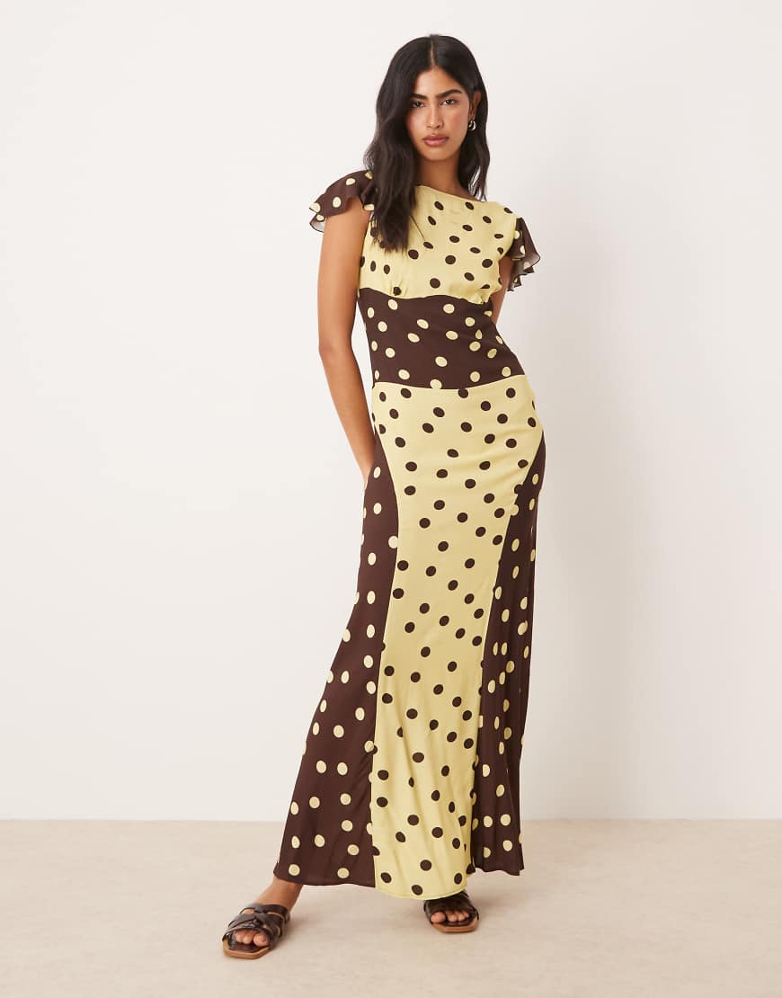 ASOS DESIGN - Maxikleid in Cremeweiß und Schokobraun mit figurformendem Detail, Punktemuster und Farbblockdesign, U-Boot-Ausschnitt und Flügelärmeln-Bunt von ASOS DESIGN