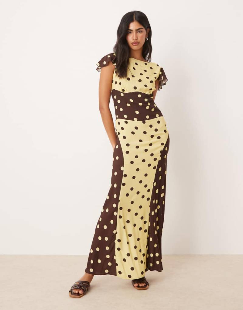 ASOS DESIGN - Maxikleid in Cremeweiß und Schokobraun mit figurformendem Detail, Punktemuster und Farbblockdesign, U-Boot-Ausschnitt und Flügelärmeln-Bunt ASOS DESIGN - Maxikleid in Cremeweiß und Schokobraun mit figurformendem Detail, Punktemuster und Farbblockdesign, U-Boot-Ausschnitt und Flügelärmeln-Bunt von ASOS DESIGN