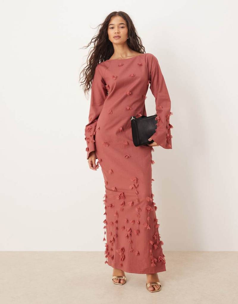 ASOS DESIGN - Maxikleid in Dunkelrot mit ausgestellten Ärmeln und Blumendetails von ASOS DESIGN