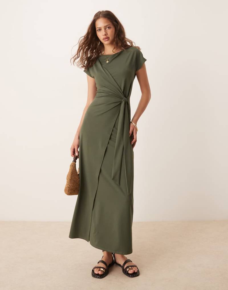 ASOS DESIGN - Maxikleid in Grün mit Flügelärmeln und Wickelfront mit Bindedetail von ASOS DESIGN