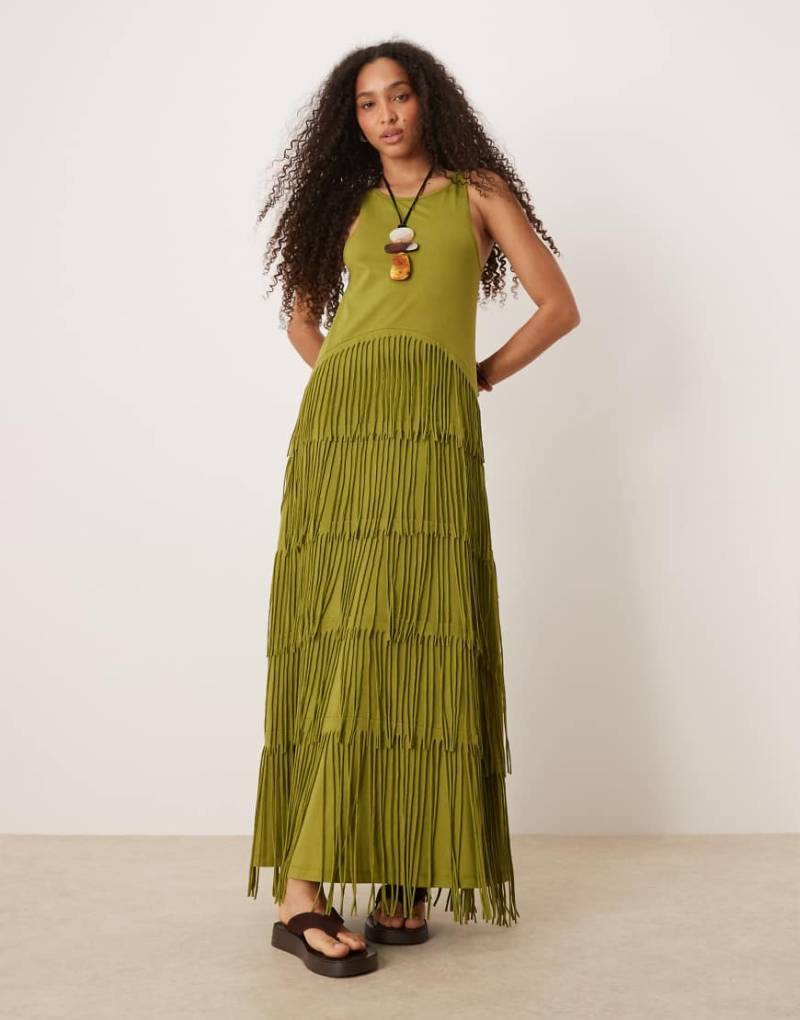 ASOS DESIGN - Maxikleid in Grün mit Fransen, U-Ausschnitt und Ringer-Rücken von ASOS DESIGN