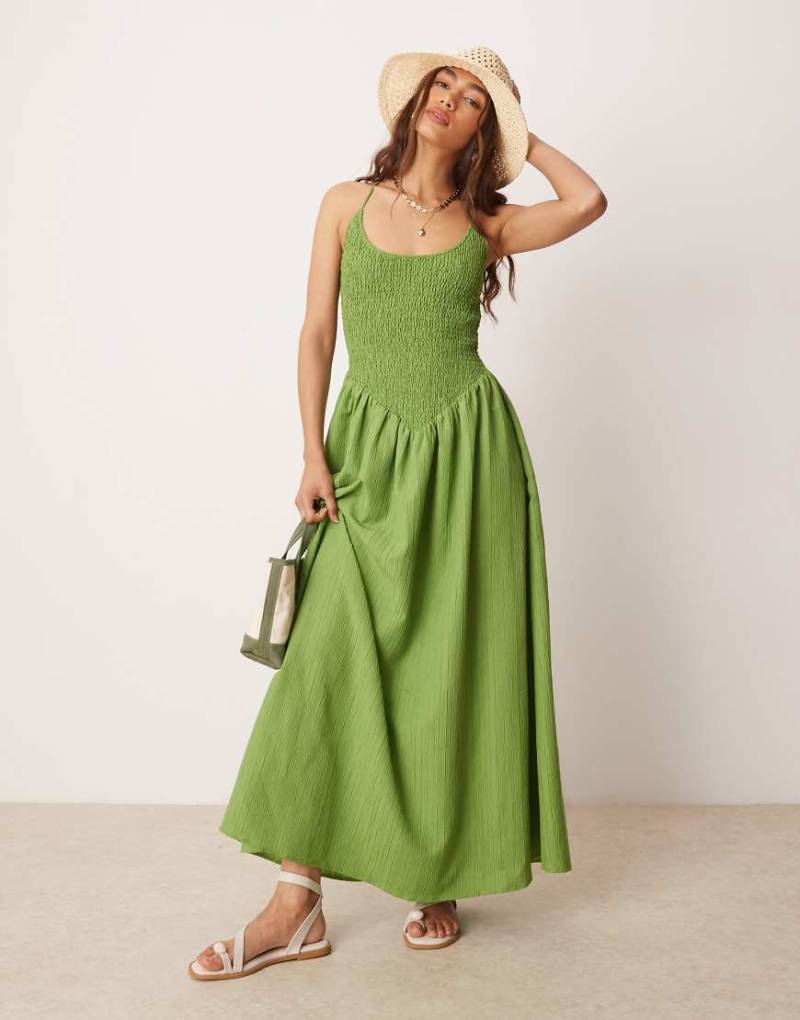 ASOS DESIGN - Maxikleid in Grün mit Knitterstruktur, hinten überkreuzten Trägern und U-Ausschnitt von ASOS DESIGN