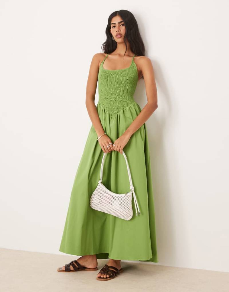 ASOS DESIGN - Maxikleid in Grün mit Knitterstruktur, hinten überkreuzten Trägern und U-Ausschnitt von ASOS DESIGN