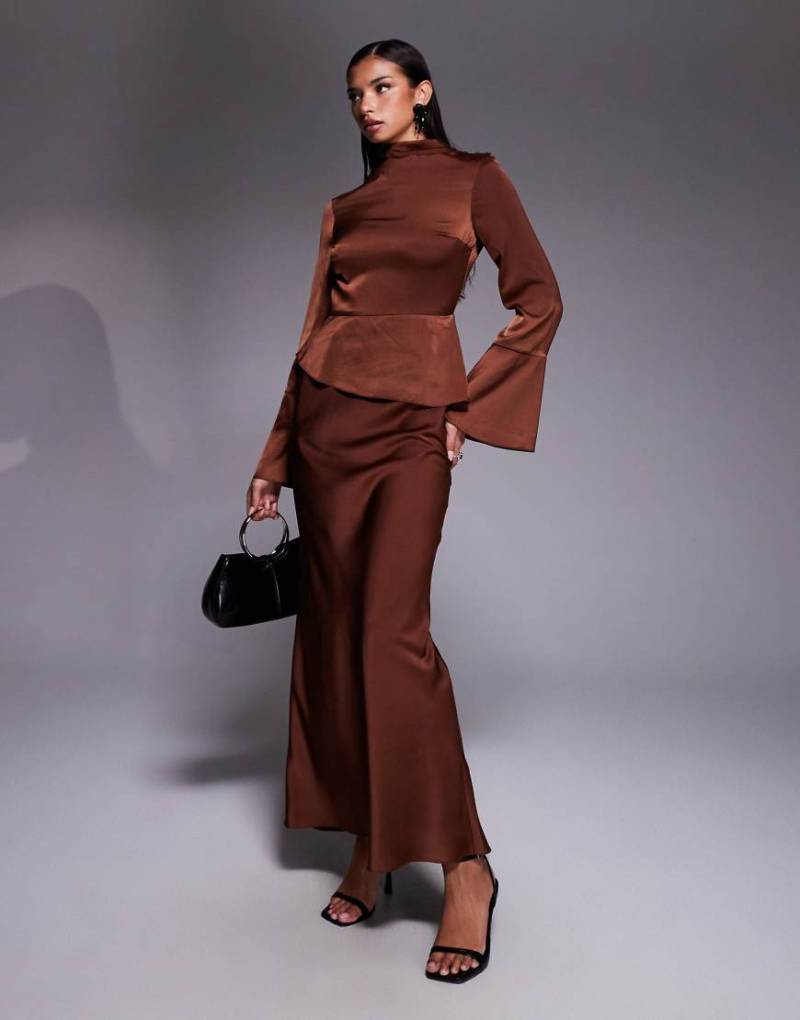 ASOS DESIGN - Maxikleid in Schokobraun mit ausgestellten Ärmeln und Schößchen-Grün von ASOS DESIGN