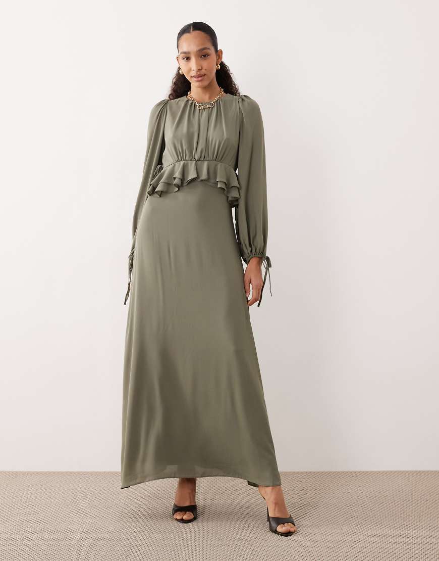 ASOS DESIGN - Maxikleid in Khaki mit geraffter Taille-Bunt von ASOS DESIGN
