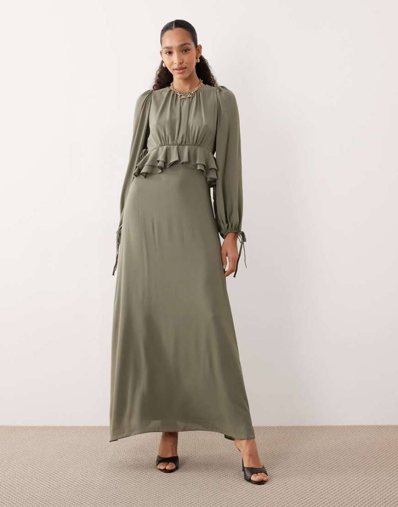 ASOS DESIGN - Maxikleid in Khaki mit geraffter Taille-Bunt von ASOS DESIGN