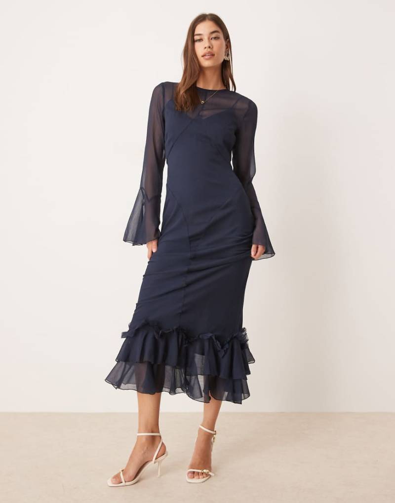 ASOS DESIGN - Maxikleid in Marineblau mit Flatterärmeln und Rüschensaum ASOS DESIGN - Maxikleid in Marineblau mit Flatterärmeln und Rüschensaum von ASOS DESIGN