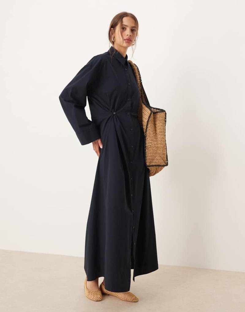 ASOS DESIGN - Maxi-Hemdkleid in Marineblau mit tailliertem Detail von ASOS DESIGN