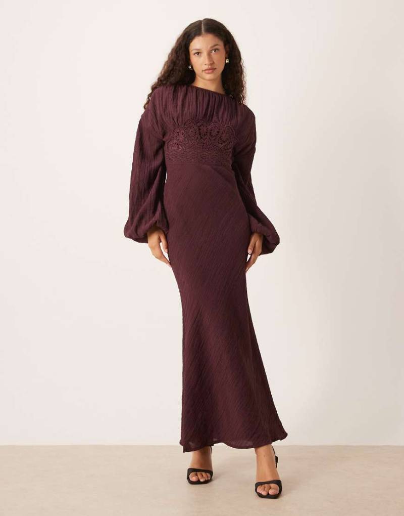 ASOS DESIGN - Maxikleid in Maulbeere mit Rundhalsausschnitt, voluminösen Ärmeln und Spitzendetail an der Brust-Lila von ASOS DESIGN
