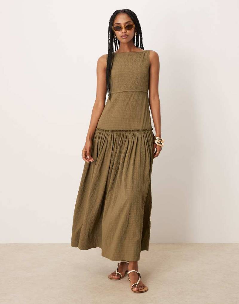 ASOS DESIGN - Maxikleid in Olivgrün mit Knitteroptik, U-Boot-Ausschnitt und Ziernaht von ASOS DESIGN