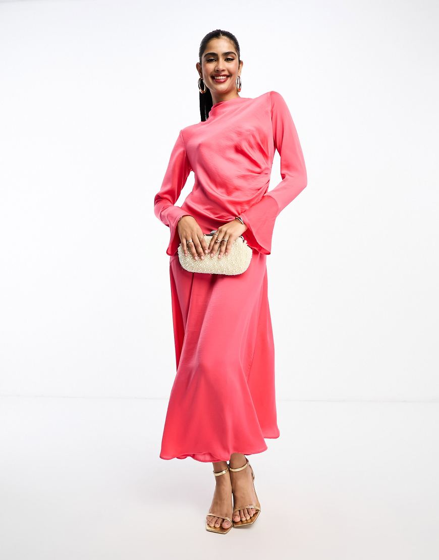 ASOS DESIGN - Maxikleid in Pink mit geraffter Seite, Wasserfallausschnitt und asymmetrischem Stufen-Design-Rosa von ASOS DESIGN