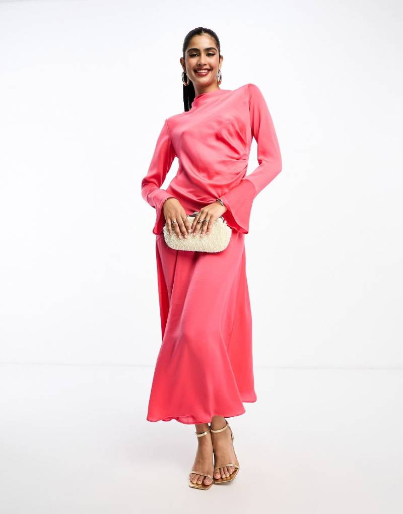 ASOS DESIGN - Maxikleid in Pink mit geraffter Seite, Wasserfallausschnitt und asymmetrischem Stufen-Design-Rosa von ASOS DESIGN