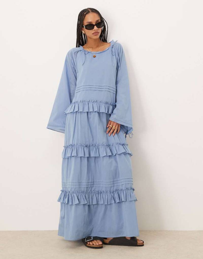 ASOS DESIGN - Maxikleid in Rauchblau mit gestuftem Rüschen-Design und Bindedetails von ASOS DESIGN
