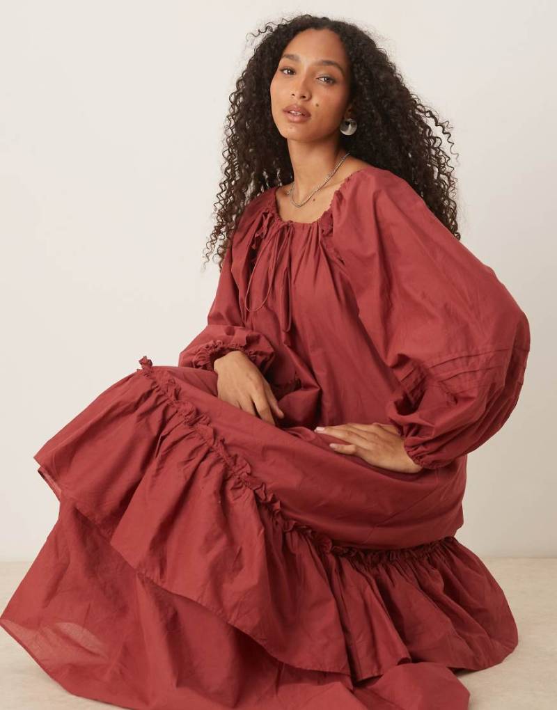 ASOS DESIGN - Maxikleid in Rost mit gerafftem Tunnelausschnitt und Stufensaum-Weiß von ASOS DESIGN