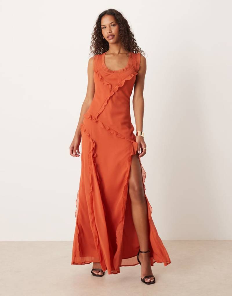 ASOS DESIGN - Maxikleid in Rost mit unversäuberter Kante, U-Ausschnitt, Rüschen und Rückenausschnitt-Rot von ASOS DESIGN