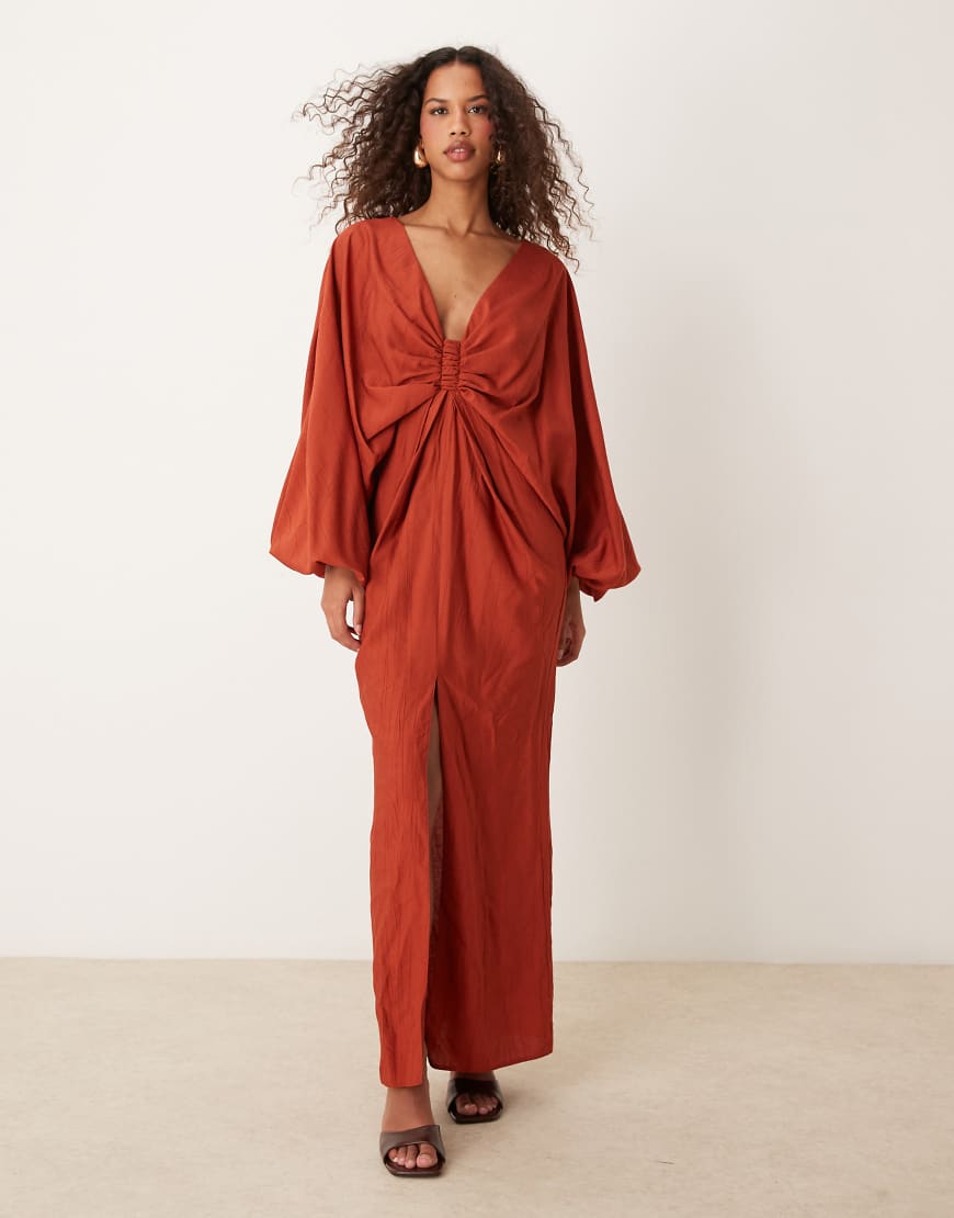 ASOS DESIGN - Maxikleid in Rostorange mit tiefem, gerafftem Ausschnitt und Blousonärmeln-Rot von ASOS DESIGN