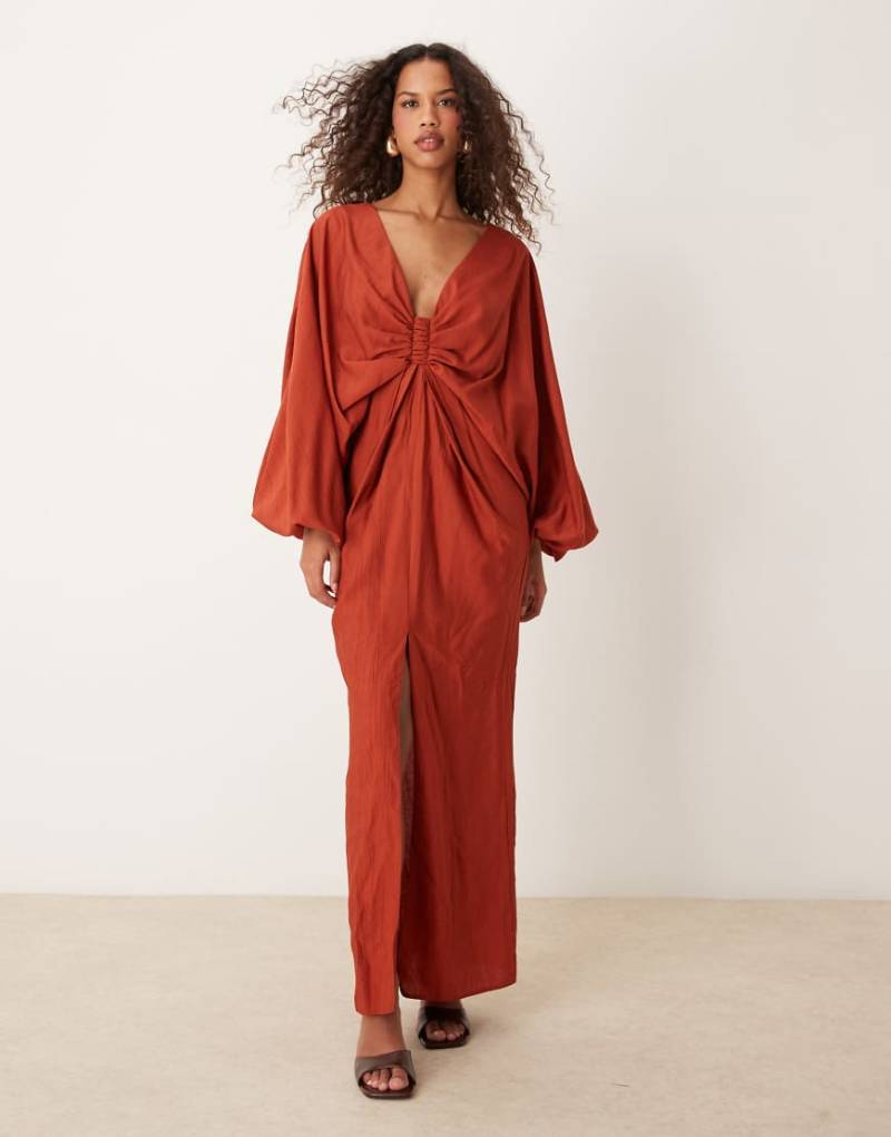ASOS DESIGN - Maxikleid in Rostorange mit tiefem, gerafftem Ausschnitt und Blousonärmeln-Rot von ASOS DESIGN